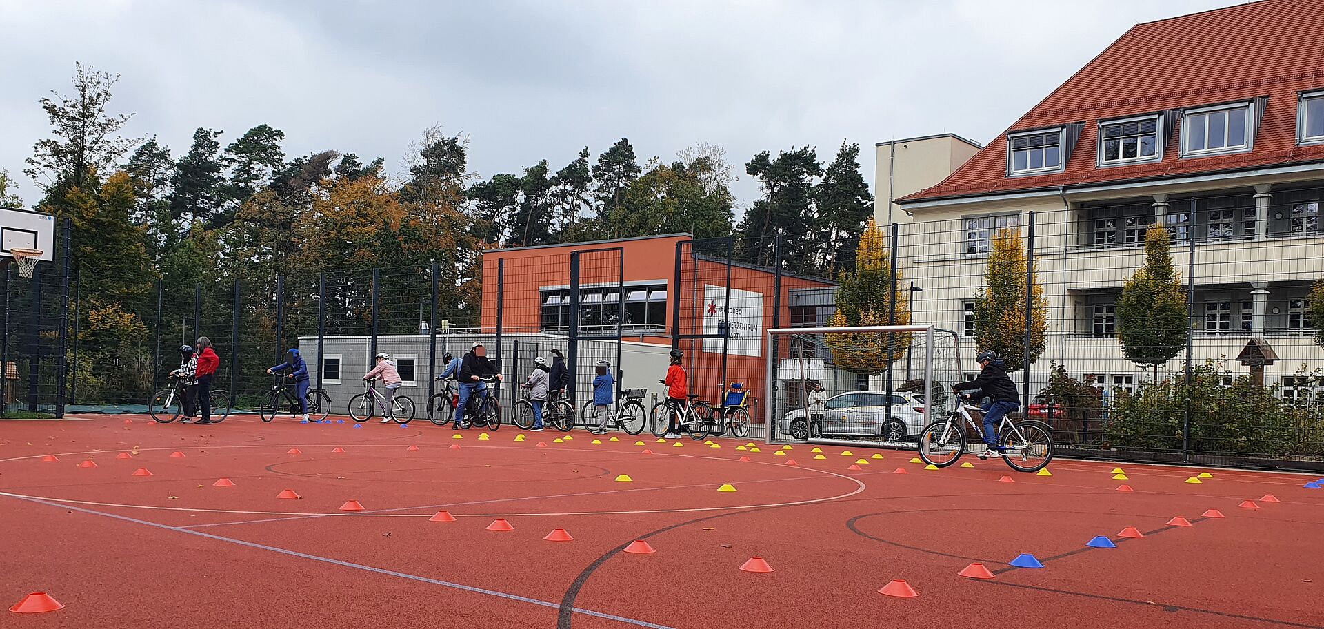 Fahrradtraining auf dem Sportplatz Schulhaus Neuendettelsau