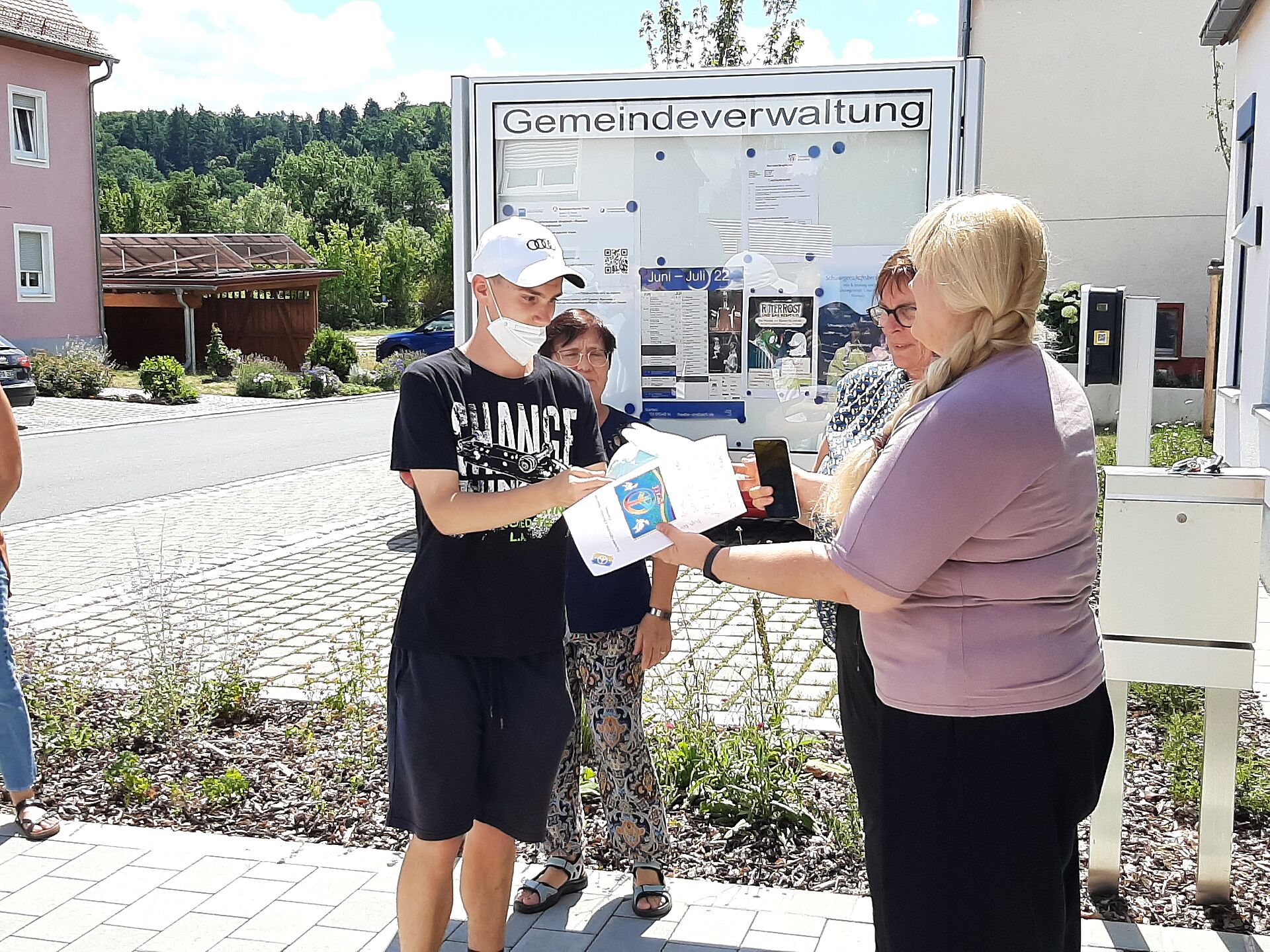 Spenden für ukrainische Familien in Bruckberg werden übergeben