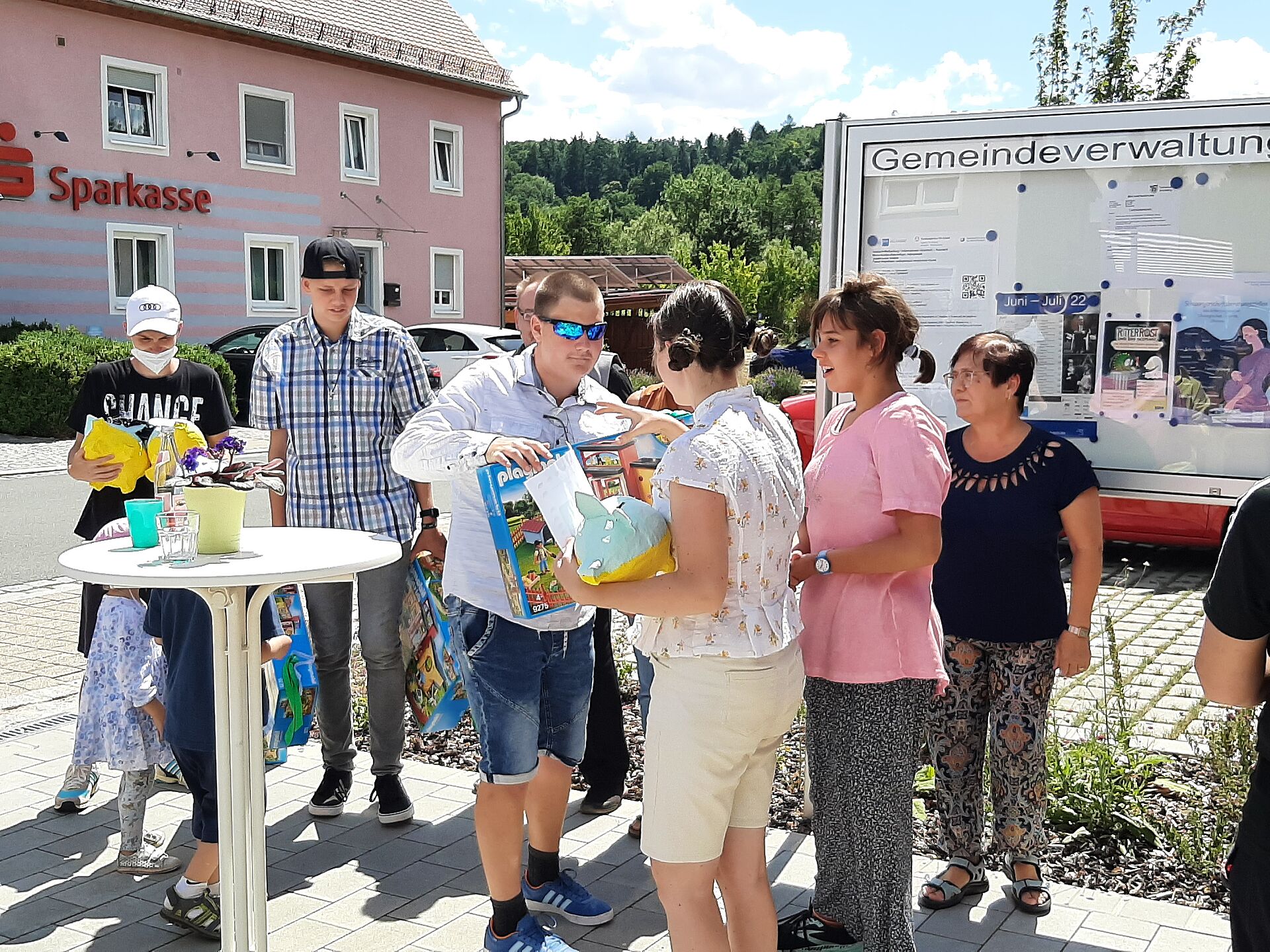 Spenden werden an ukrainische Familien durch unsere Schüler und Schülerinnen übergeben